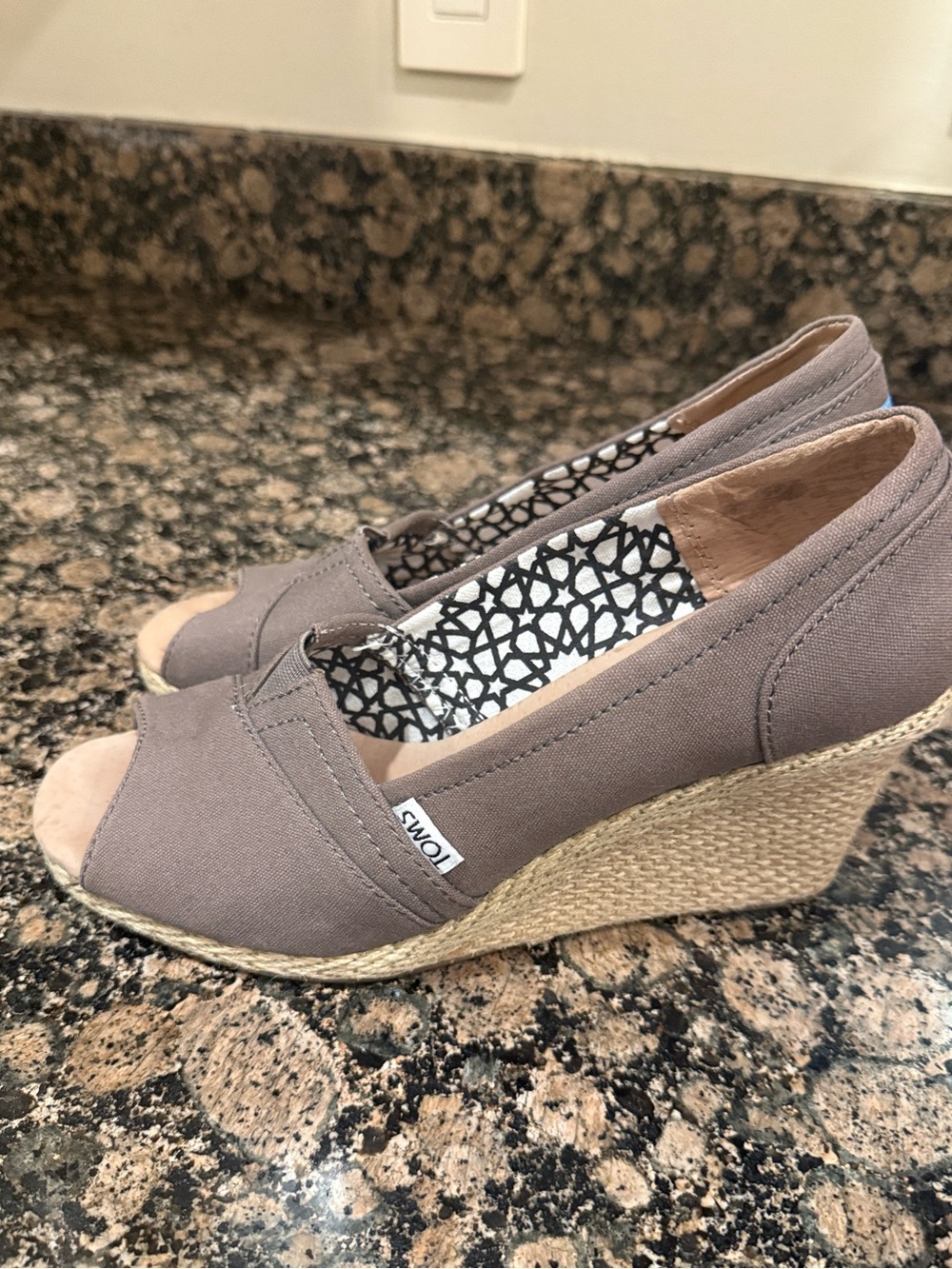 TOMS Calypso Lady 7 1/2 wedge open to shoe excellent condition